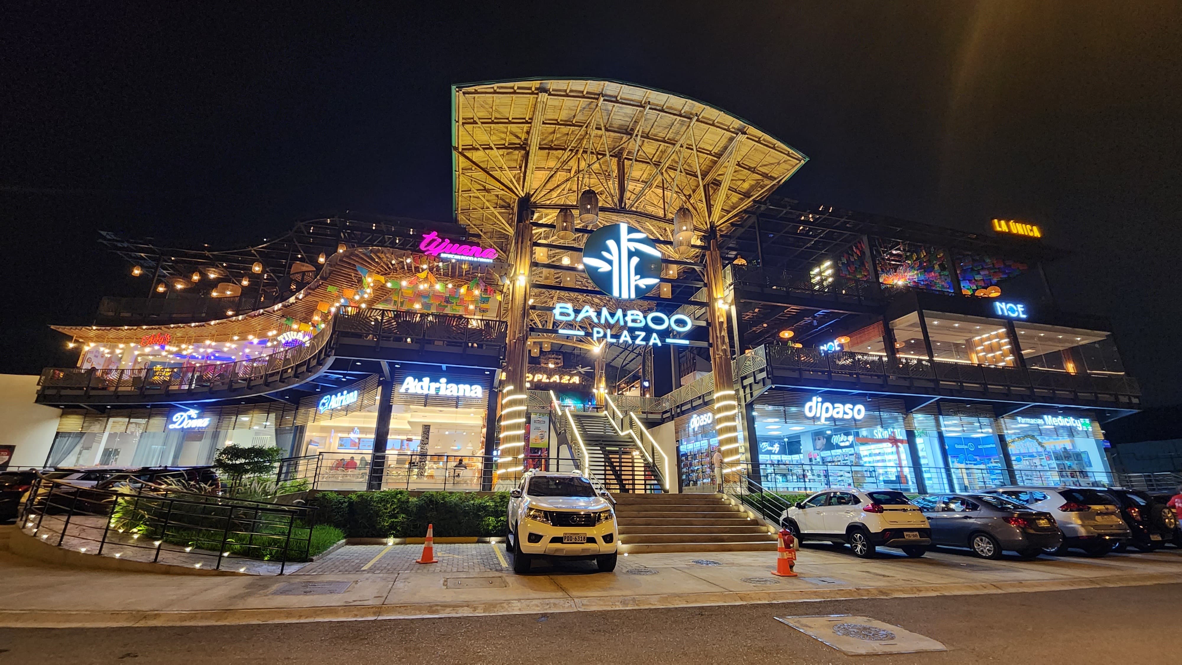 Bamboo Plaza. Proyecto de diseño y construcción GYARQ.